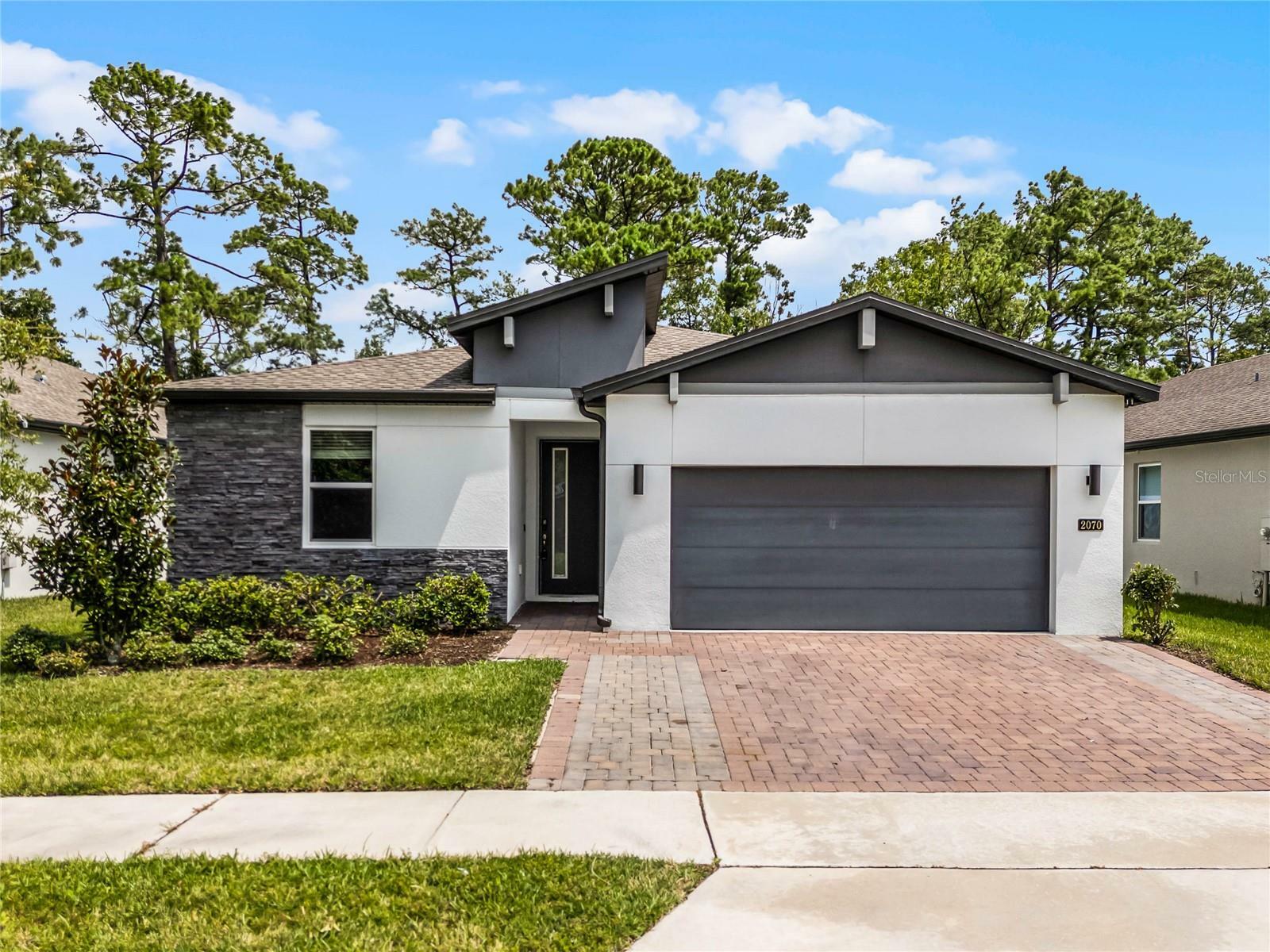 Property Photo: 2070 Laurelwood Way FL 32792