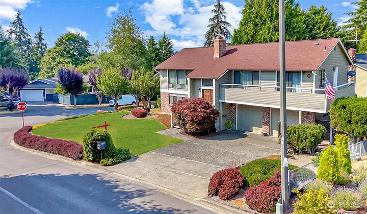 Property Photo:  4416 Hampton Court  WA 98032 