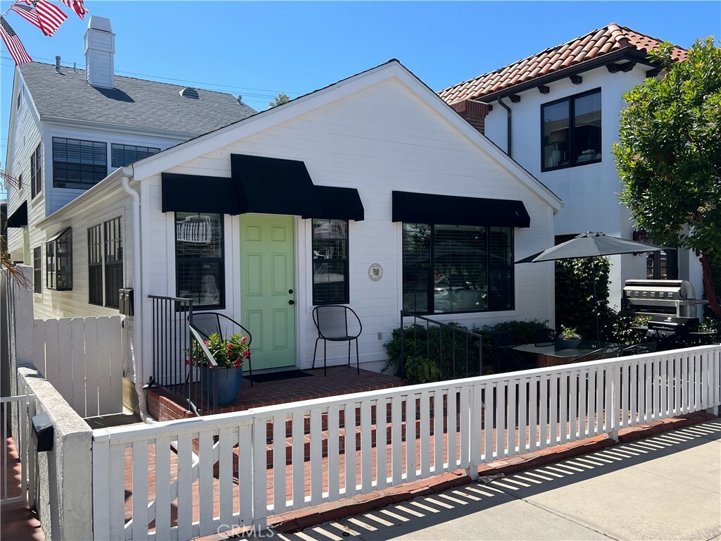 Property Photo:  315 Diamond Avenue  CA 92662 