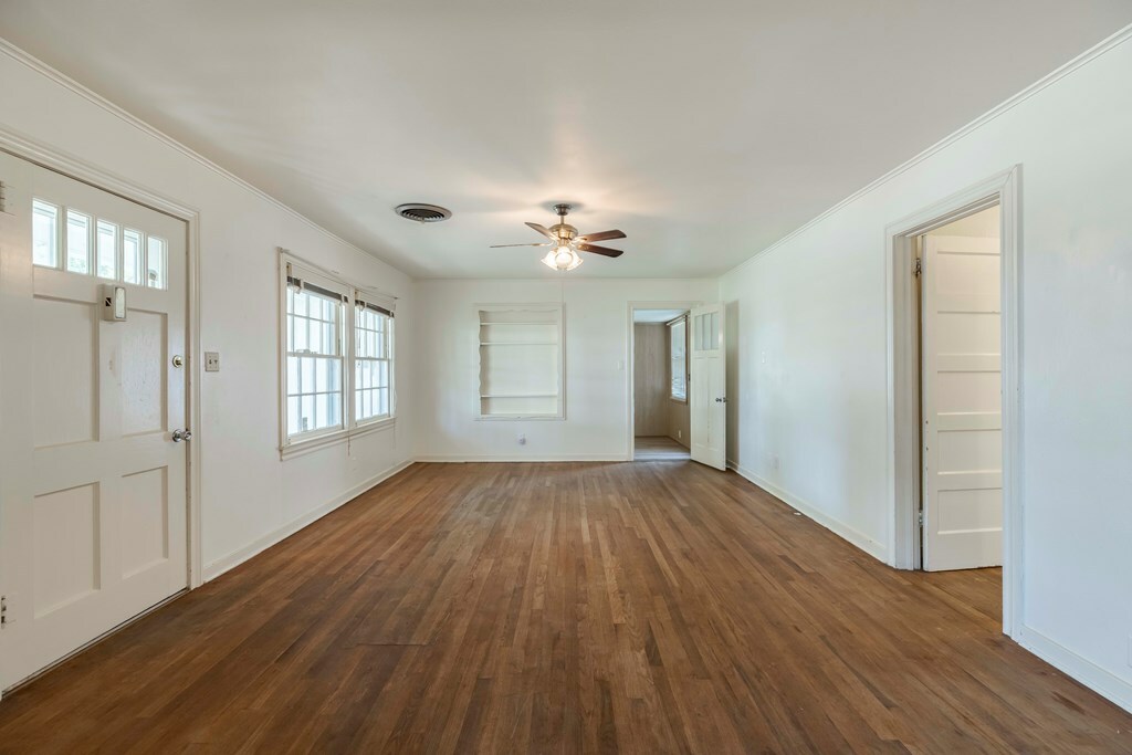 Property Photo:  211 Centre St  TX 78624 