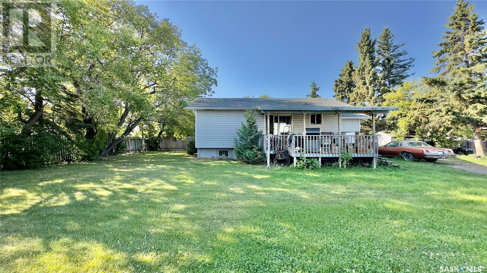 Property Photo:  105 7th Street W  SK S9X 1A5 