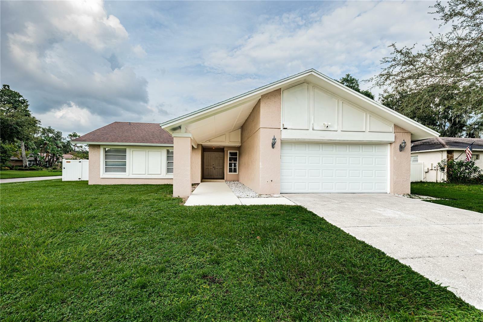 Property Photo:  2007 Sycamore Lane  FL 33563 