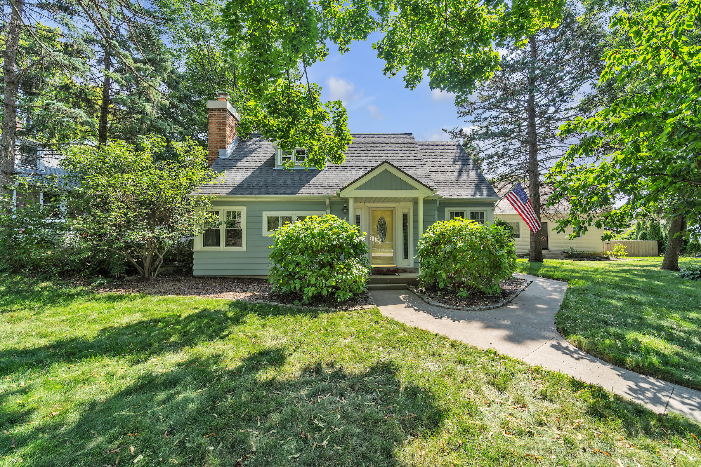 Property Photo: 4060 Glenway St WI 53222