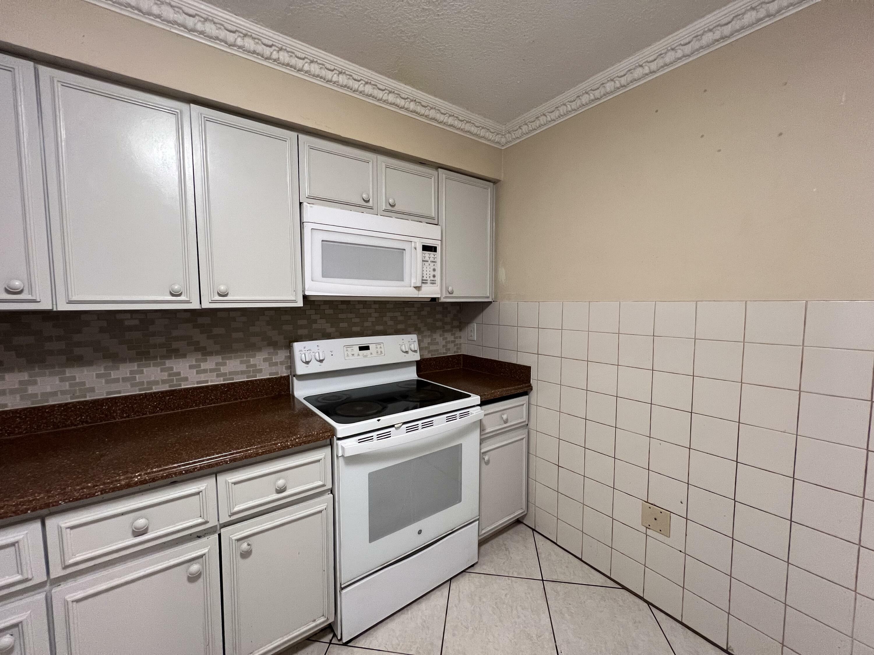 Property Photo:  5202 Bayside Drive 5202  FL 33463 