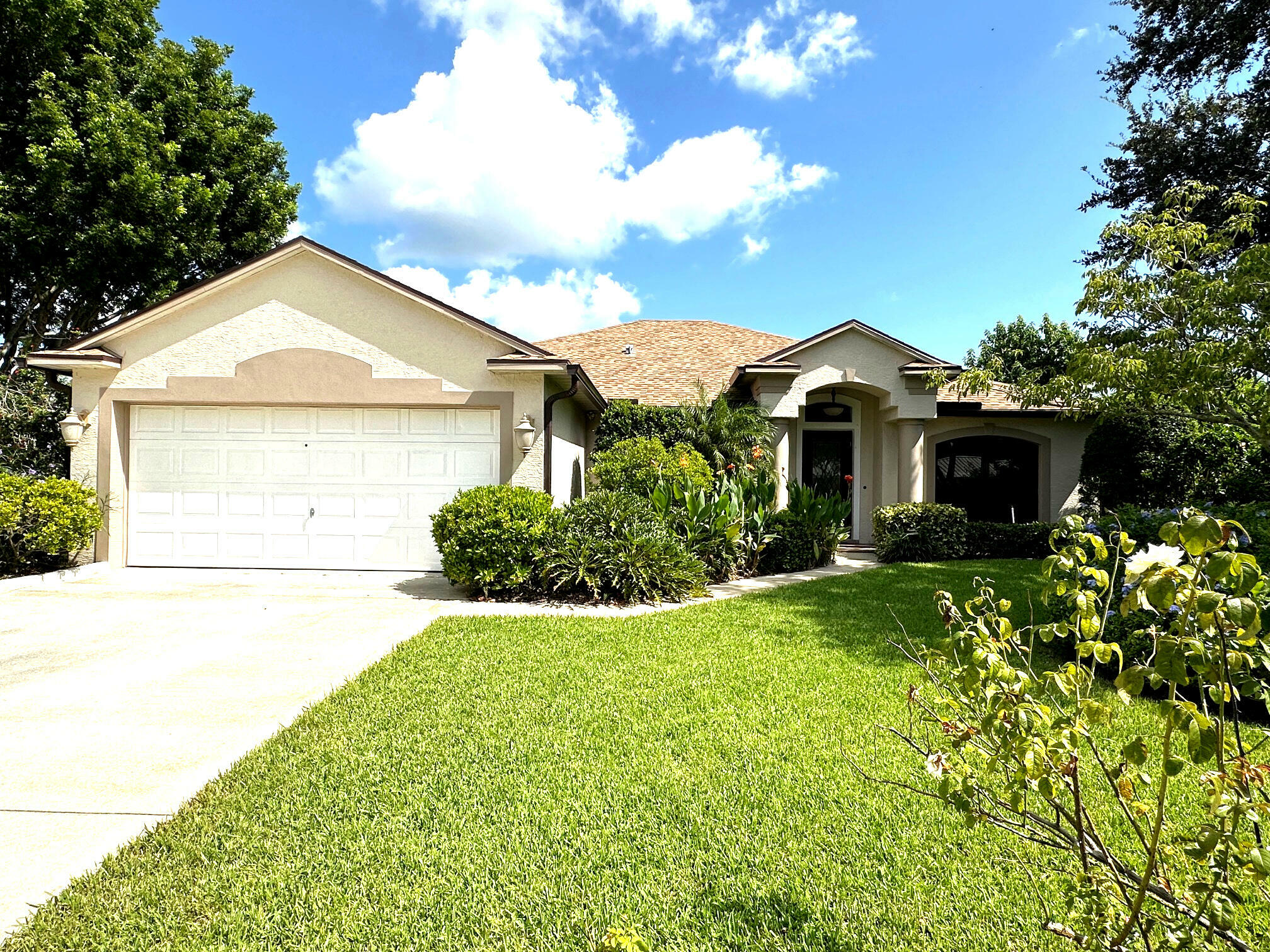 Property Photo:  422 NE Camelot Drive  FL 34983 