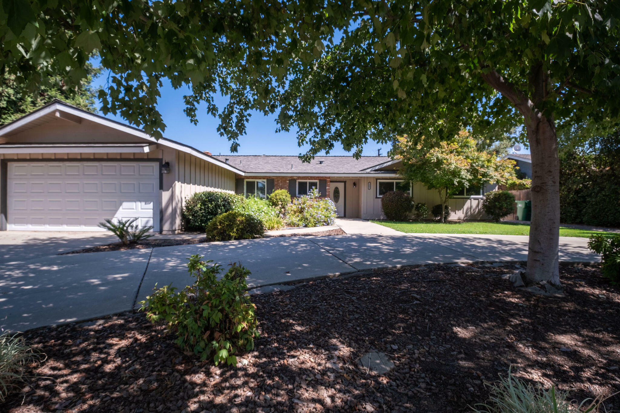 Property Photo:  14892 Lipson Avenue  CA 93292 