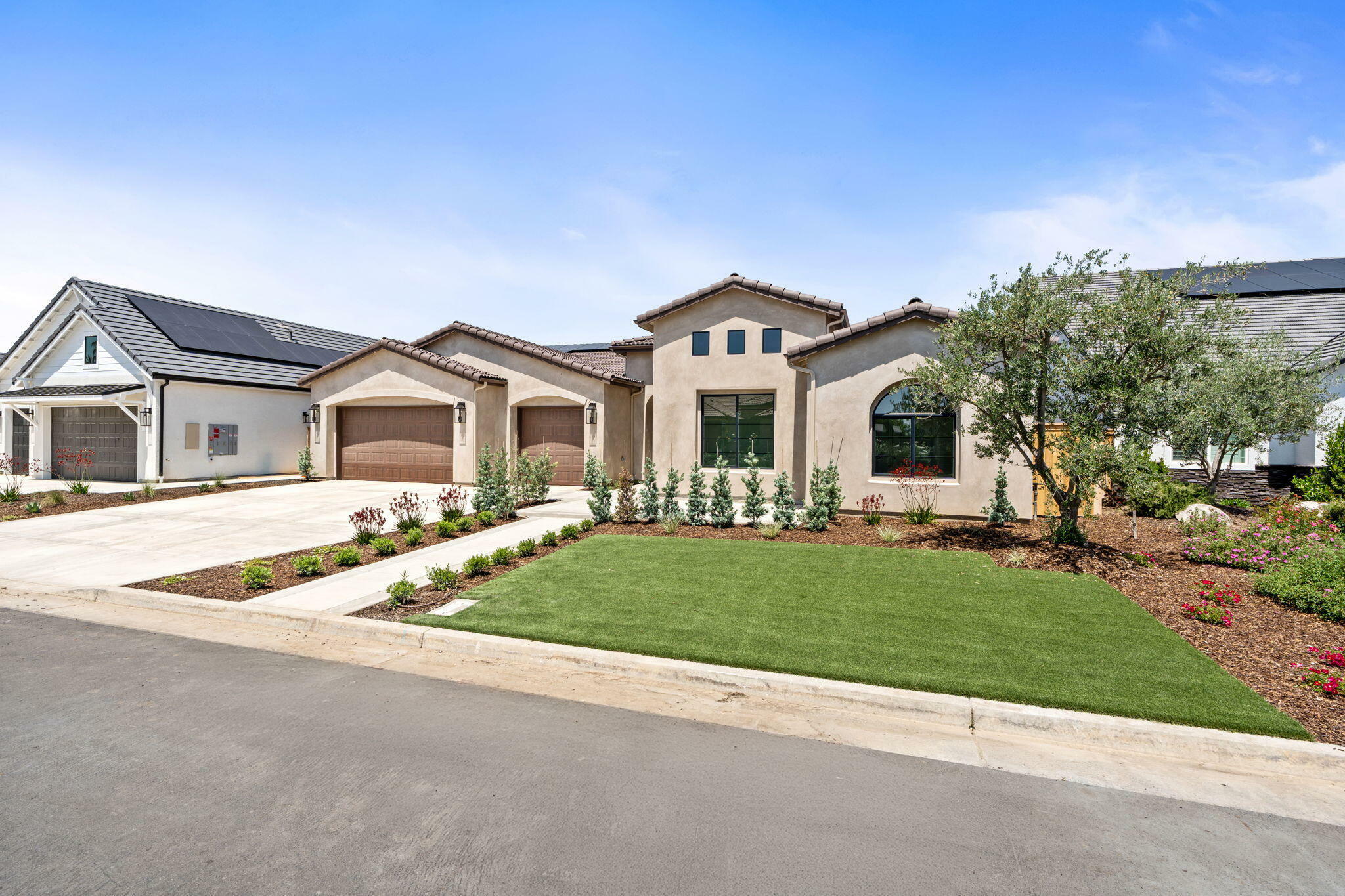 Property Photo: 3136 E Beech Court CA 93292