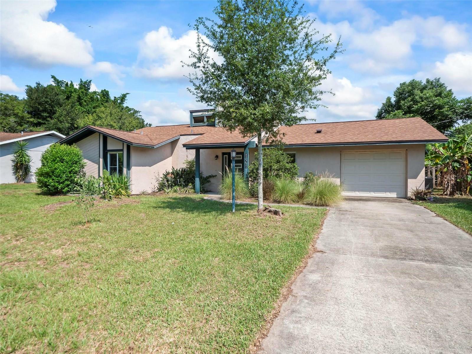 Property Photo:  121 Berkshire Lane  FL 32137 