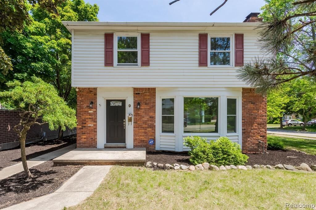 Property Photo:  9 Ridge Road  MI 48069 1116 