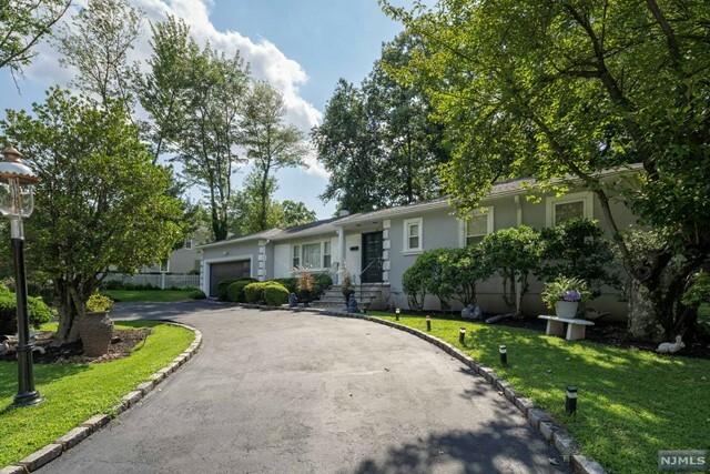 Property Photo:  23 Knollwood Drive  NJ 07052 