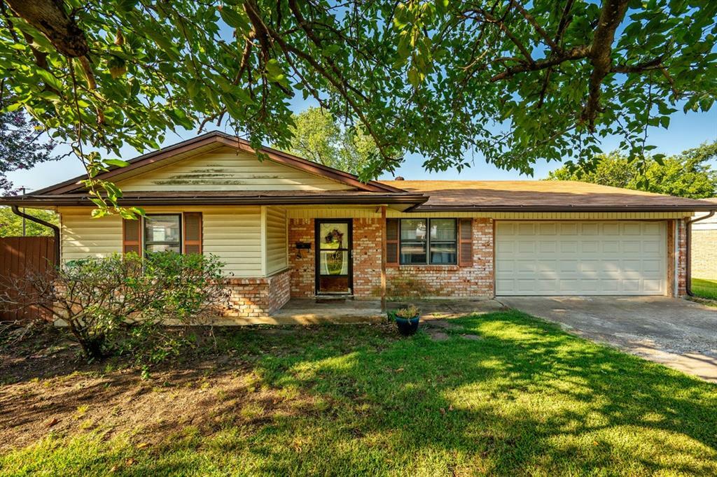 Property Photo:  168 Bob White Street  TX 75020 