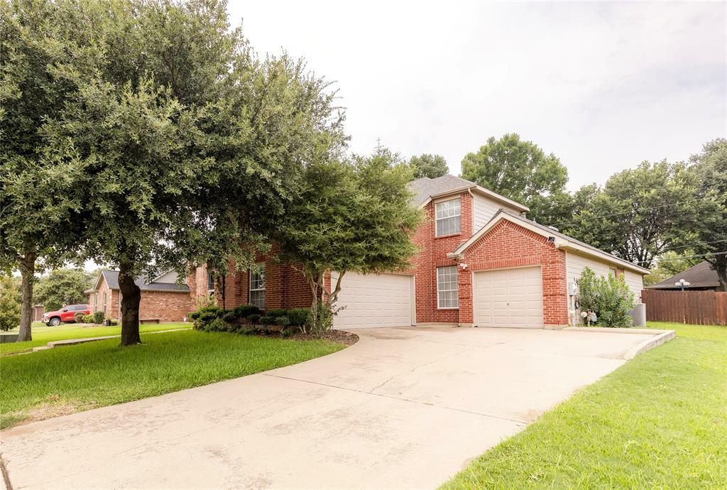 Property Photo: 1011 Huntington Trail TX 76063