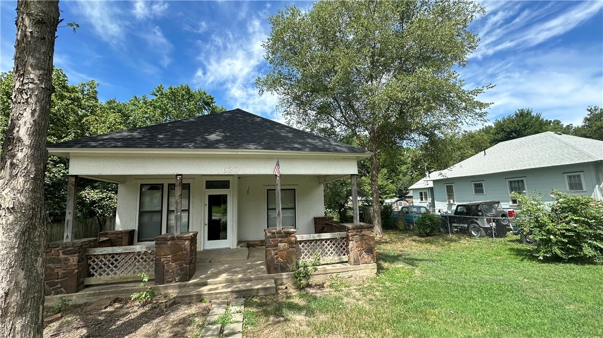 Property Photo:  620 S Washington Street  AR 72761 