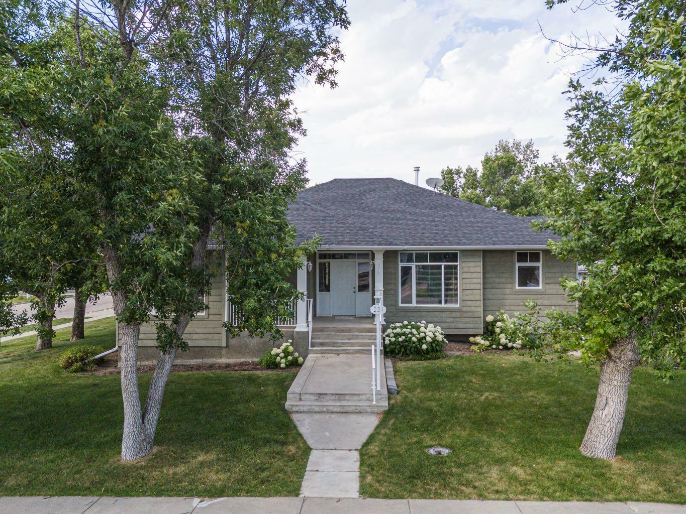 Property Photo:  224 52 Avenue W  AB T0L 0T0 