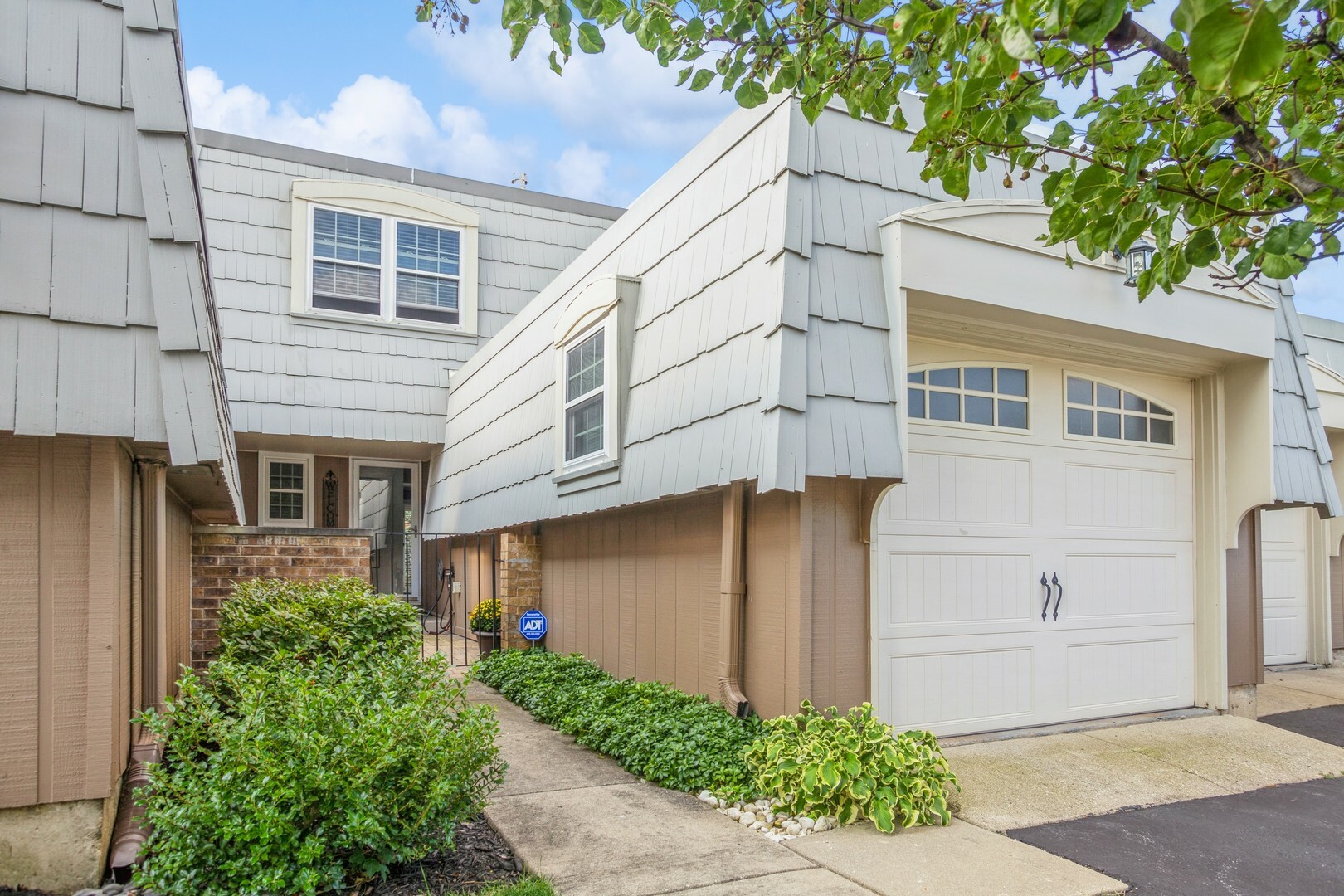 Property Photo: 647 Dauphine Court E IL 60007