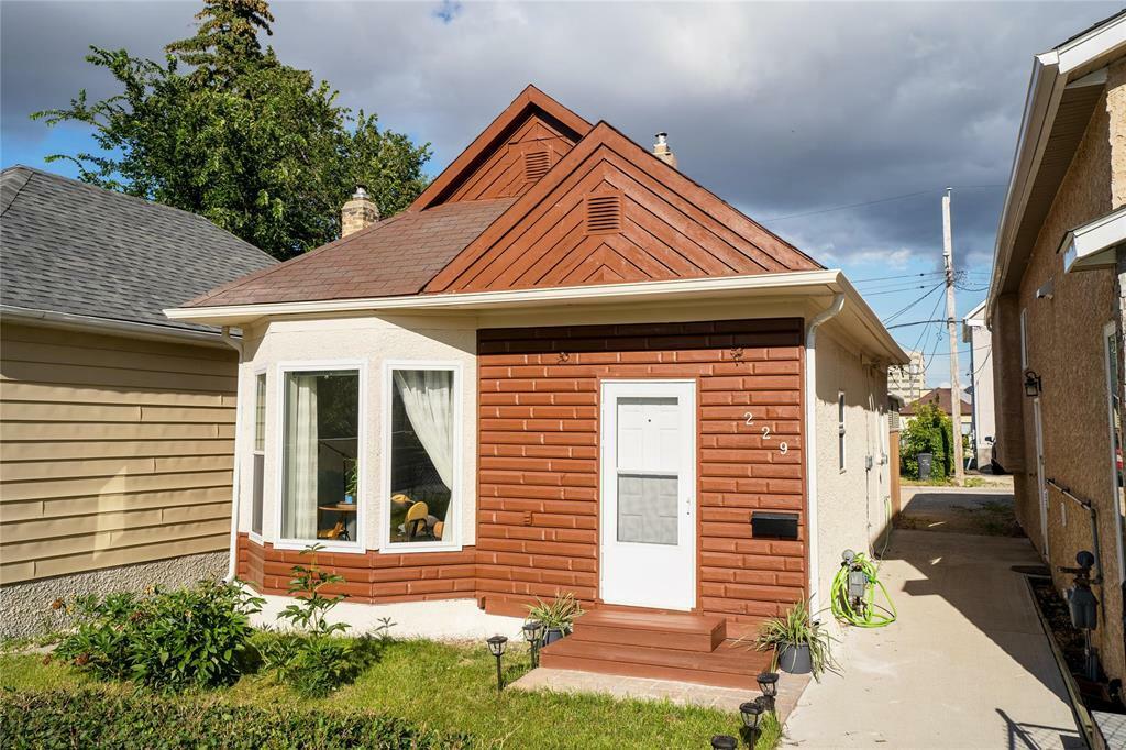 229 Brooklyn Street  Winnipeg MB R3J 1M3 photo