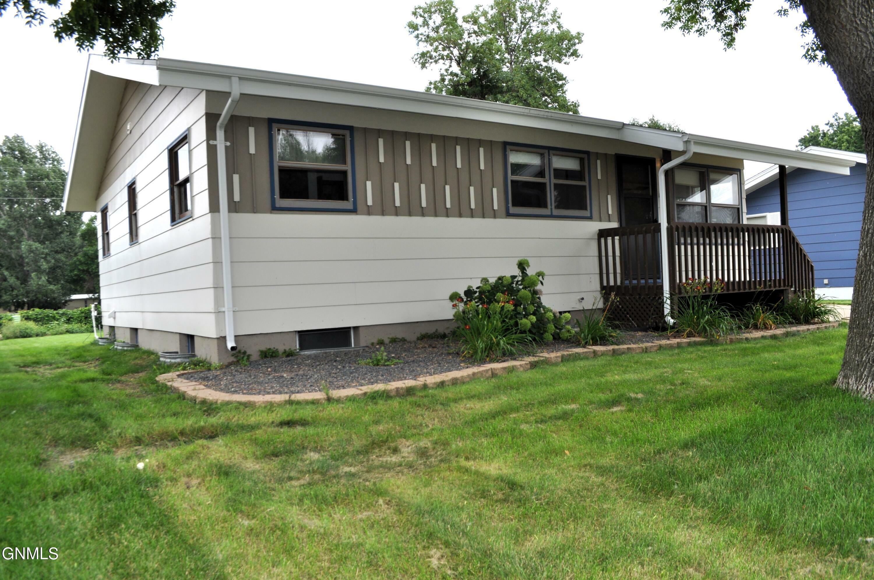 Property Photo:  1325 Richmond Drive  ND 58504 