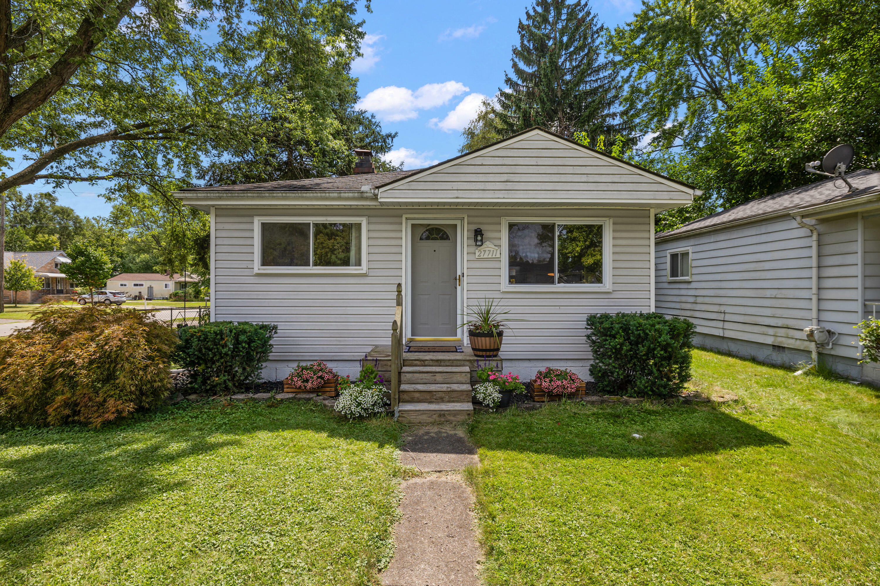 Property Photo:  27711 Pembroke Street  MI 48152 