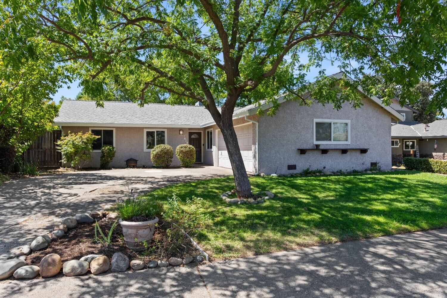 Property Photo: 1426 Oakmont Drive CA 95661