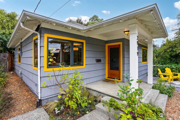 Property Photo:  2919 3rd Avenue N  WA 98109 