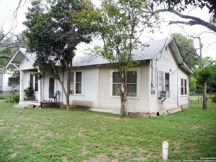 Property Photo: 1845 Saltillo St TX 78207