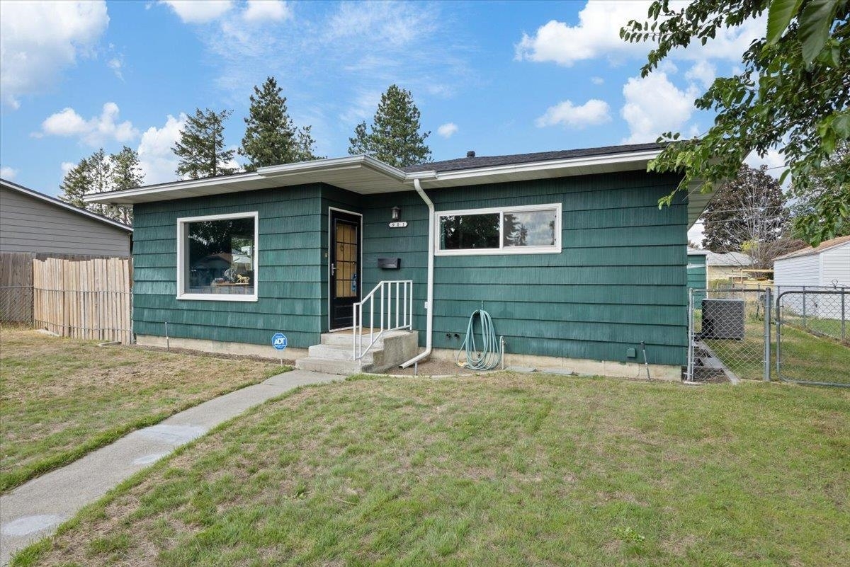 Property Photo:  901 E Everett Ave  WA 99207 