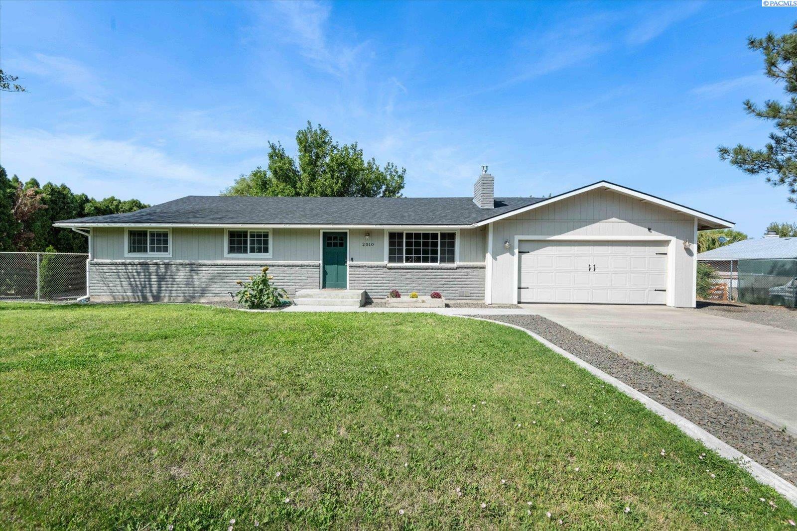 2010 W 40th Avenue  Kennewick WA 99337 photo