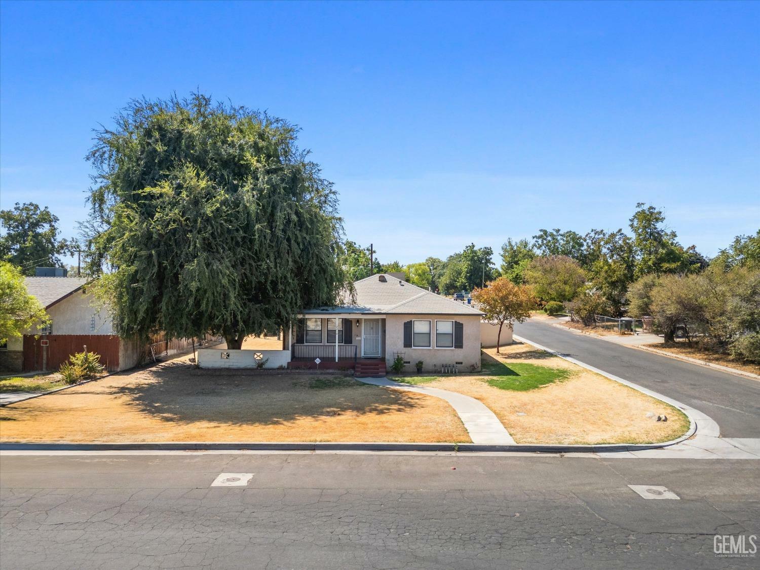 Property Photo:  2219 Lester Street  CA 93304 