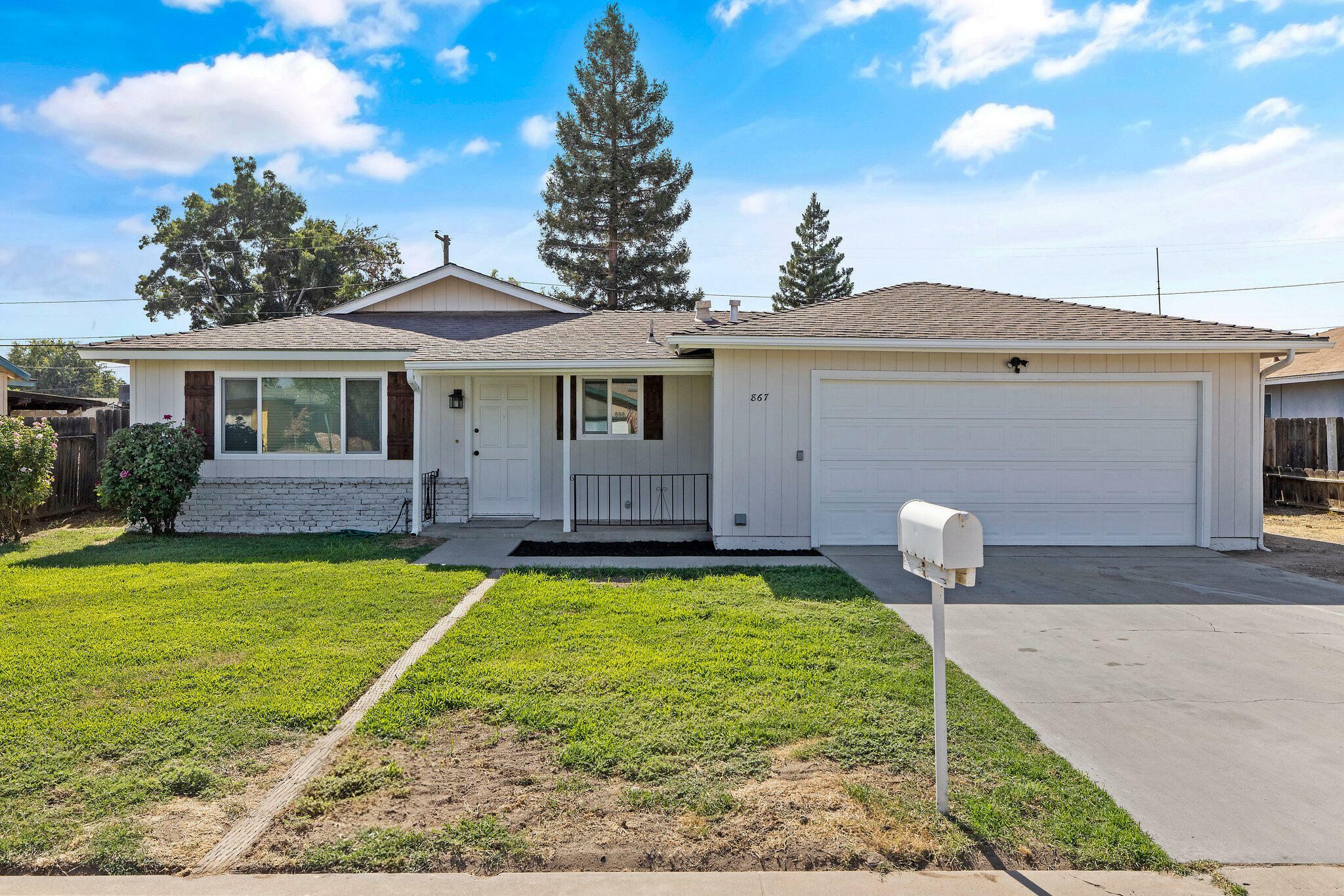 Property Photo:  867 S Amber Street  CA 93274 