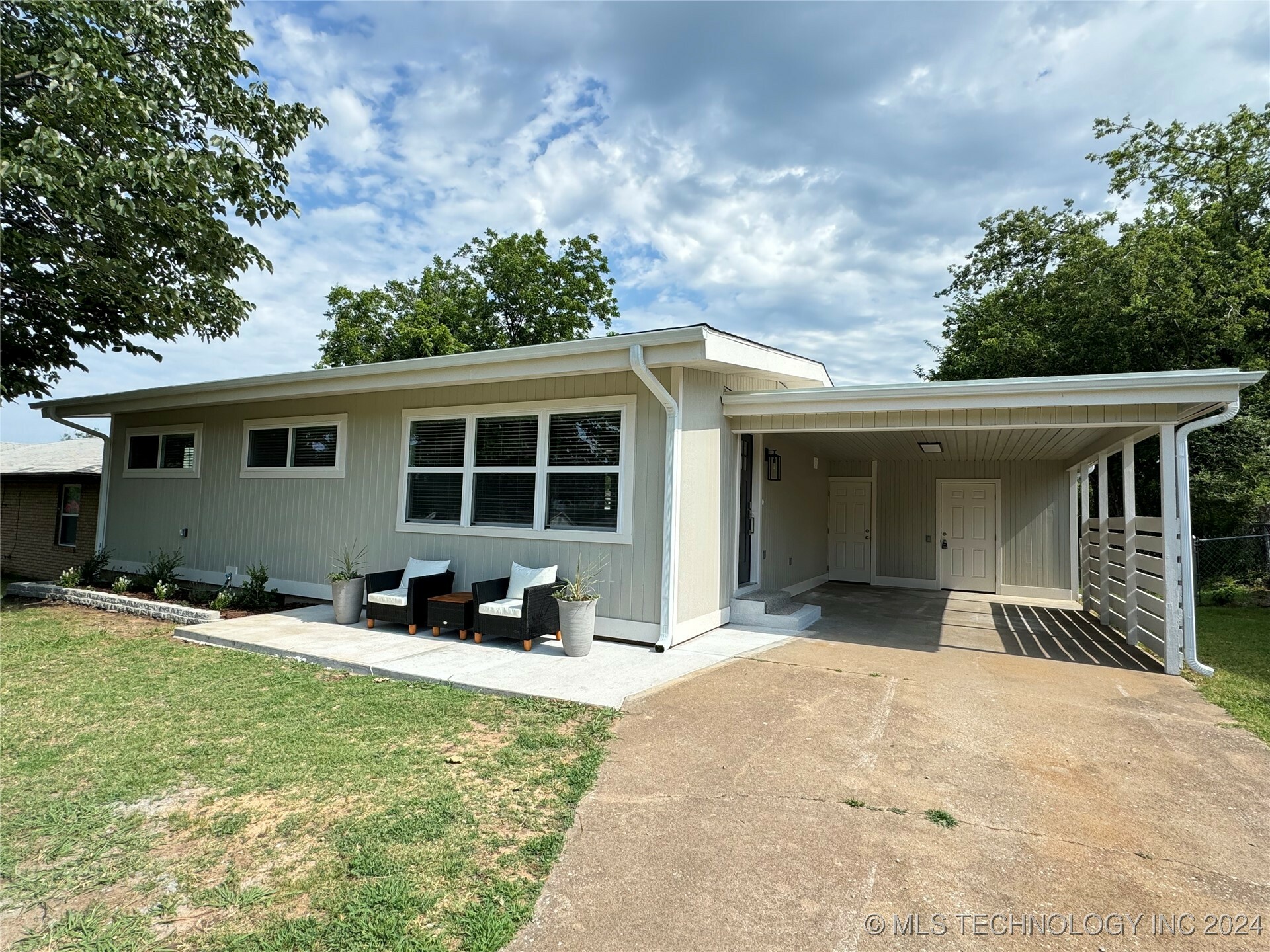 Property Photo:  1442 E Broadway  OK 74023 