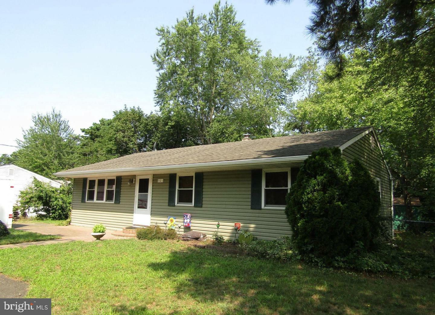 Property Photo:  321 Cherokee Drive  NJ 08015 