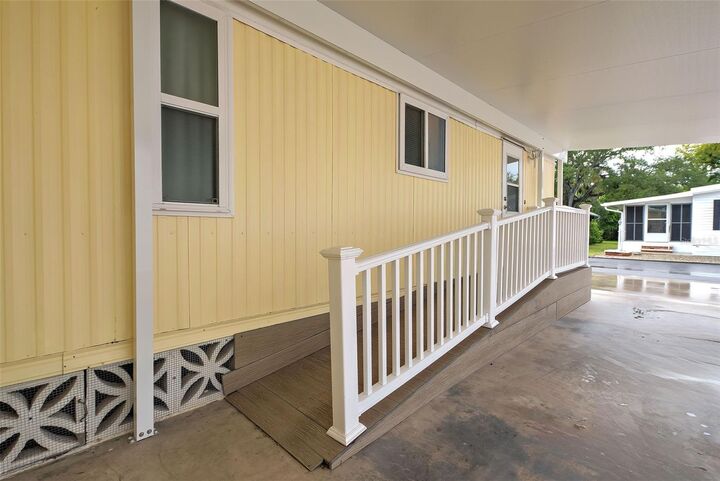 Property Photo: 628 Cervina Drive FL 34285