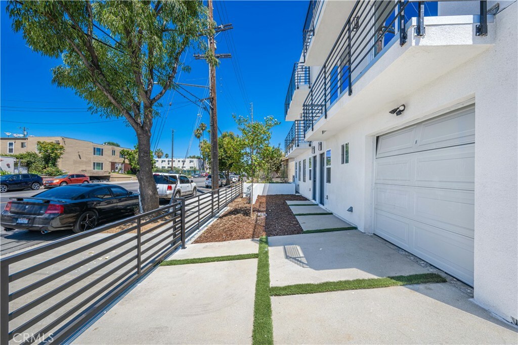 Property Photo:  6830 Hazeltine Avenue  CA 91405 