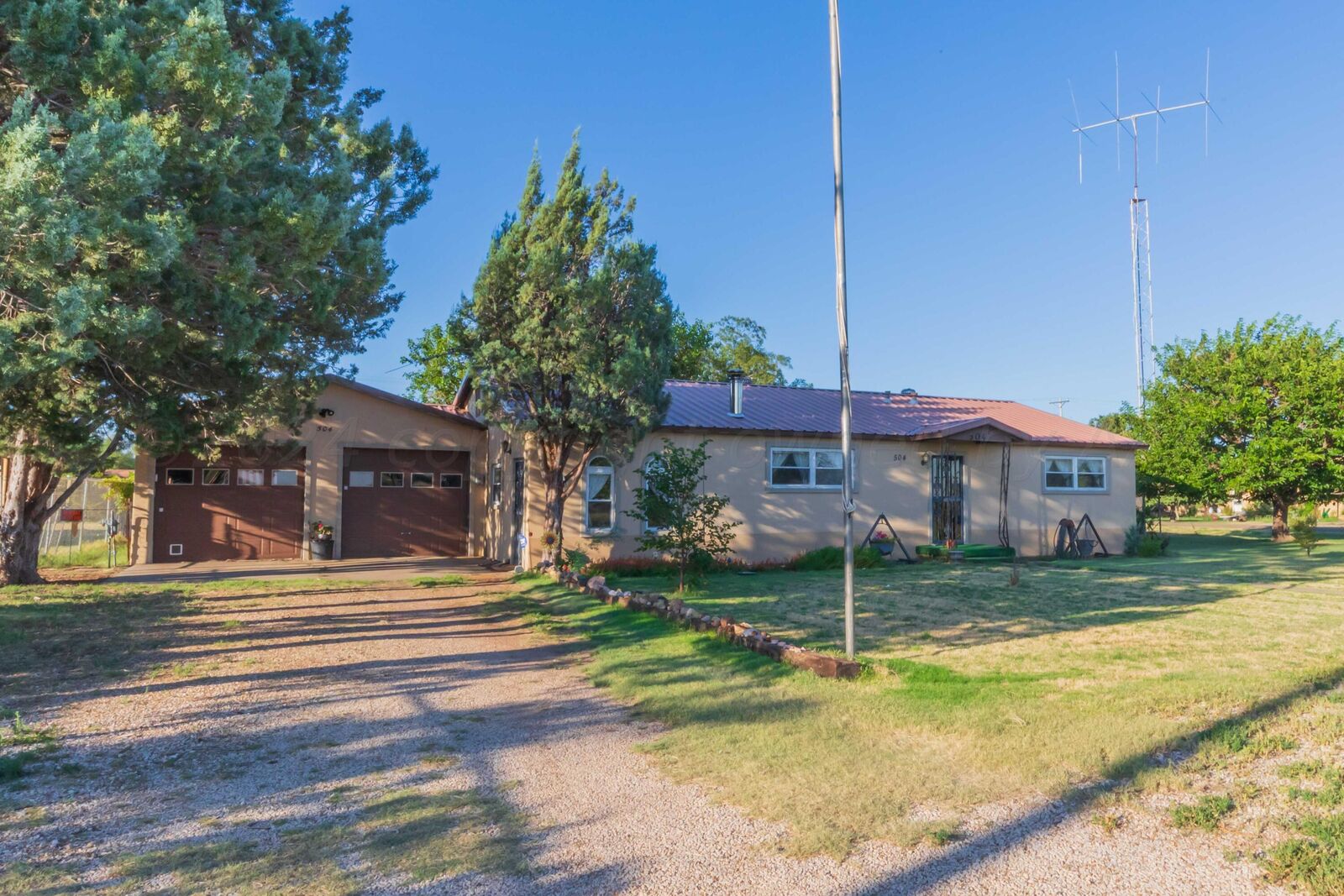Property Photo: 504 E Service Road TX 79019
