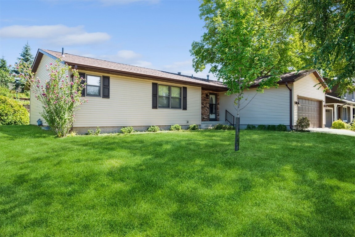 Property Photo:  148 Red Fox Road SE  IA 52403 