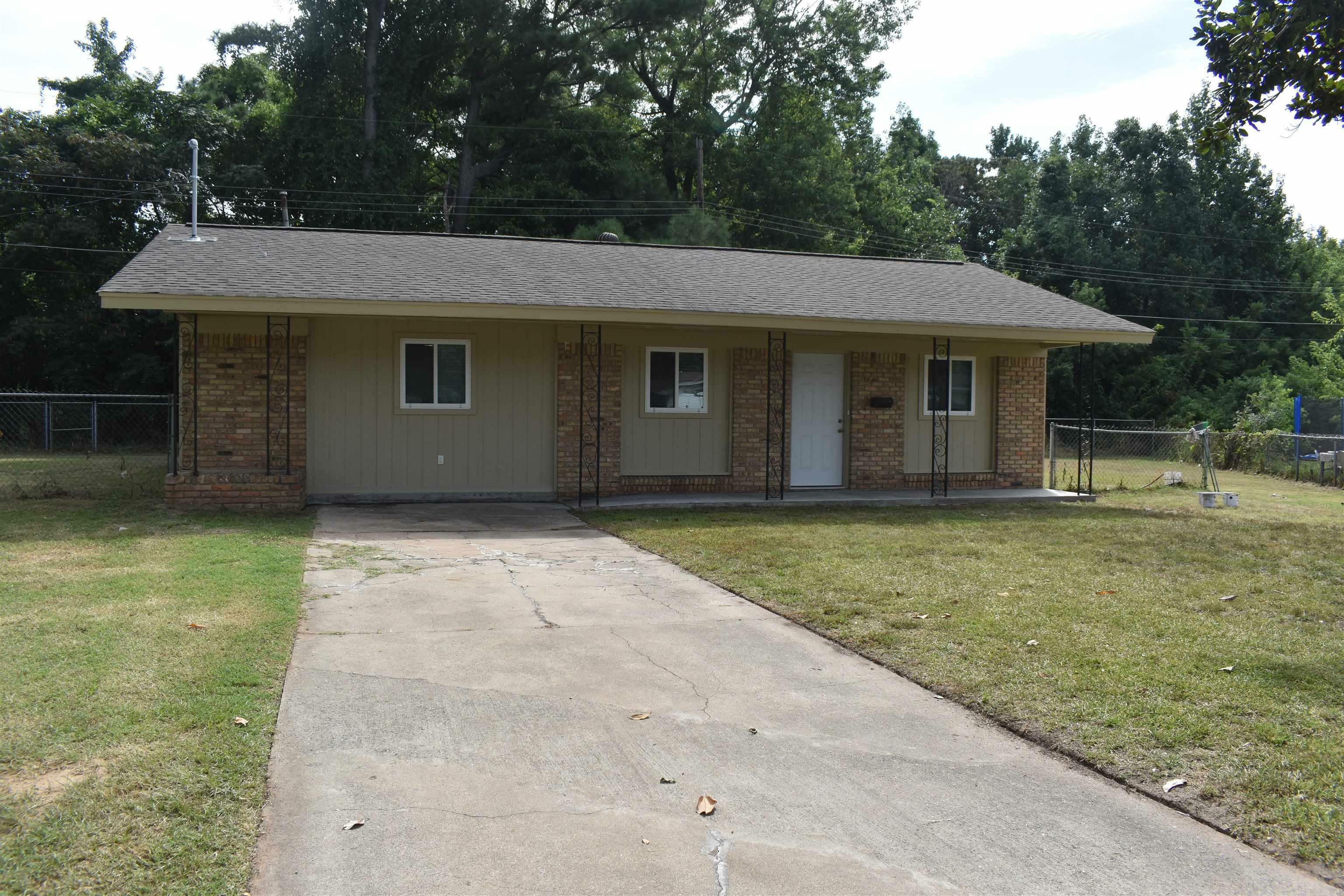 Property Photo:  2410 Eloise Circle Circle  AR 71601 