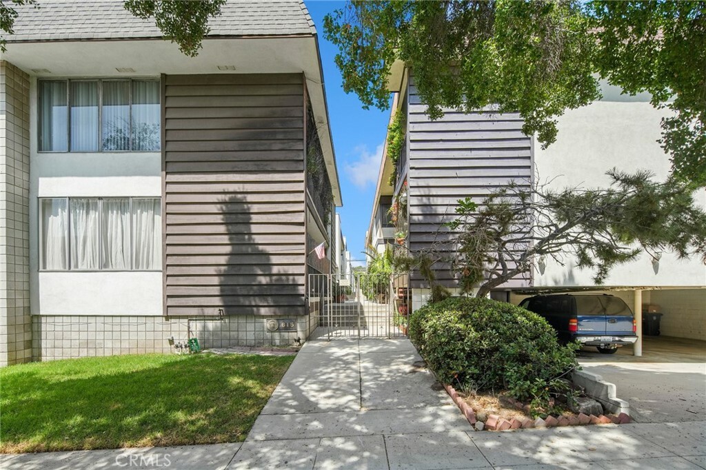 Property Photo:  615 E Olive Avenue C  CA 91501 