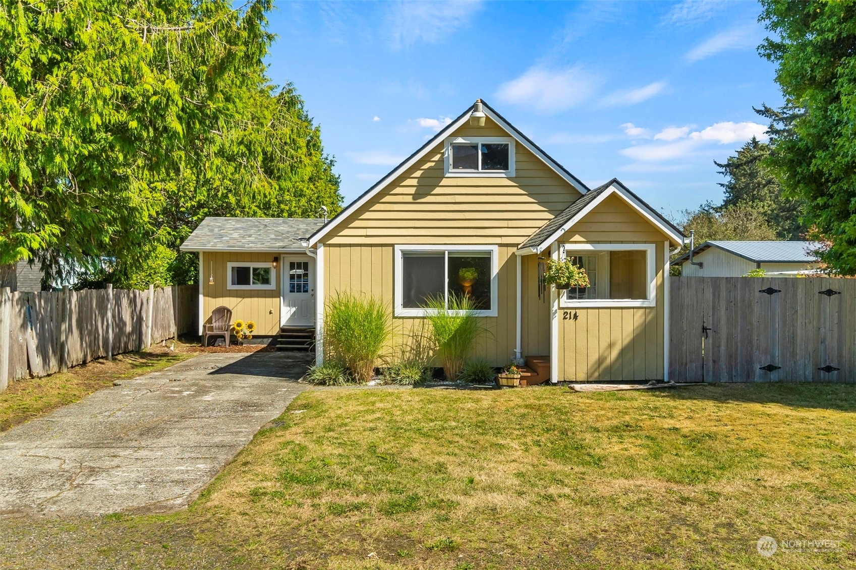 Property Photo:  214 Aberdeen Street  WA 98595 