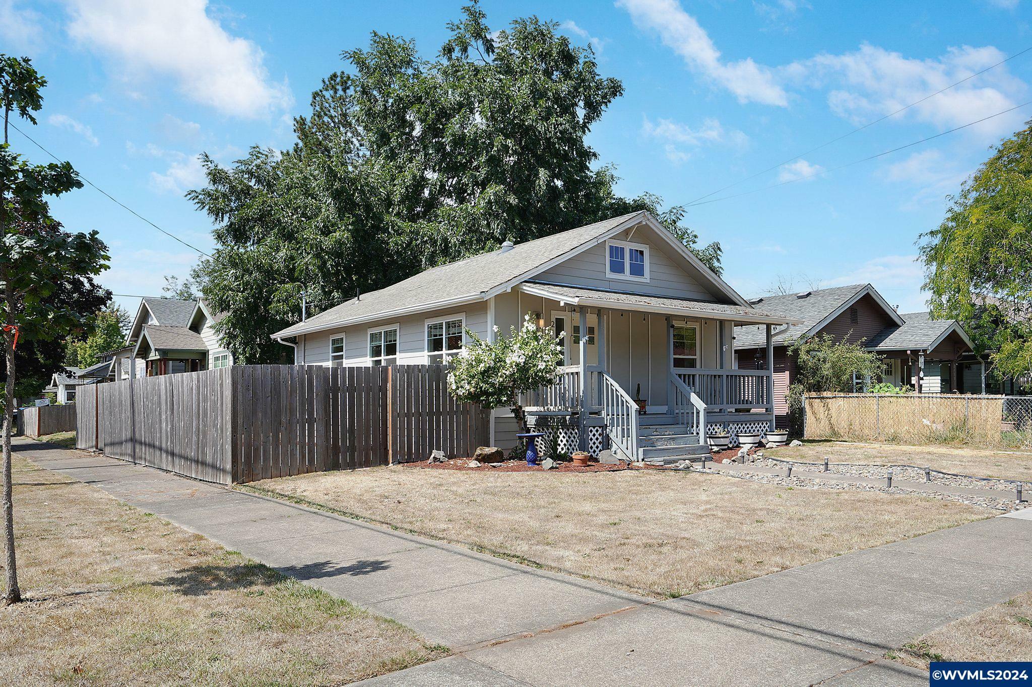 Property Photo:  2105  4th St NE  OR 97301 