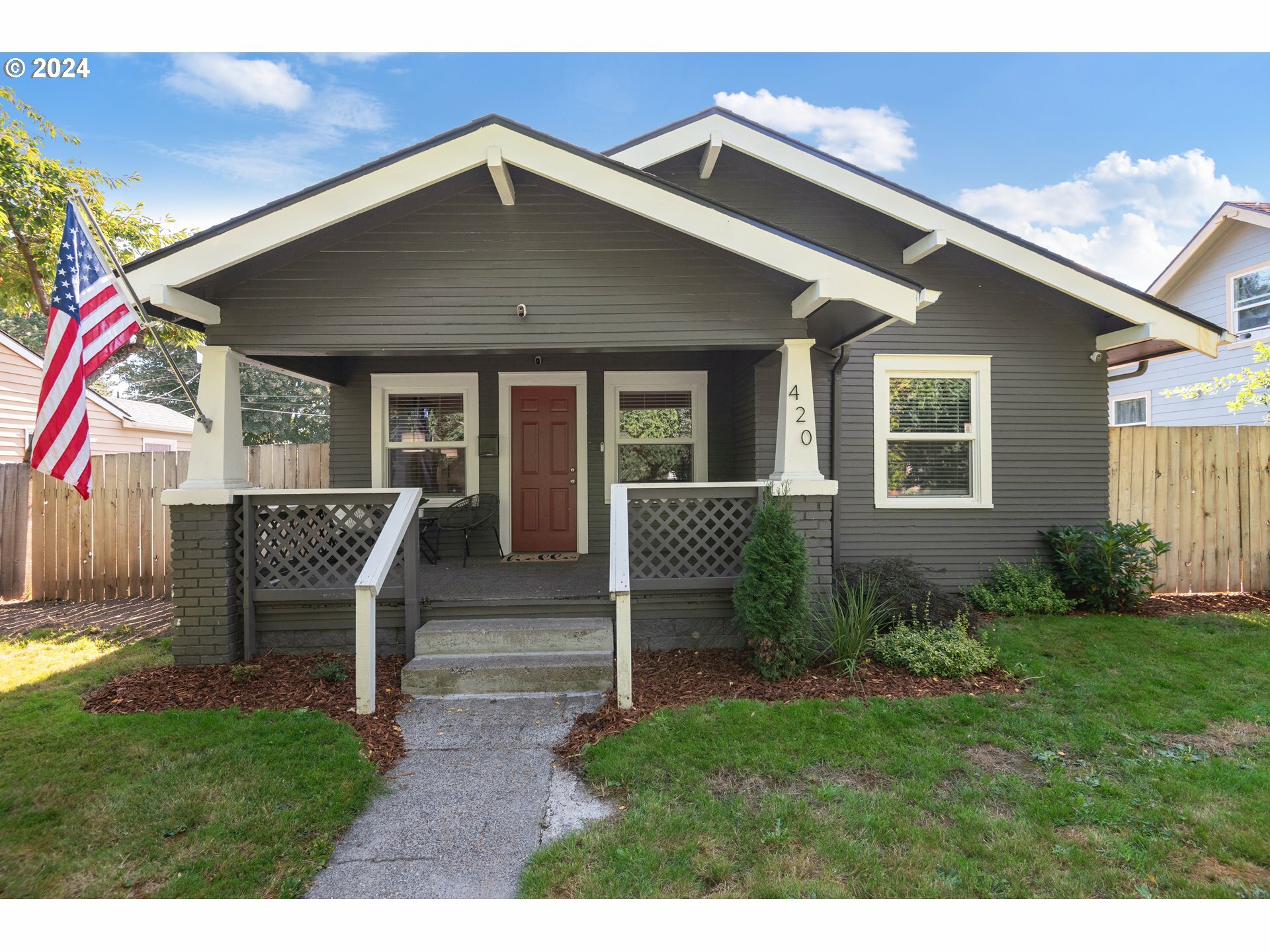 Property Photo:  420 16th Ave  WA 98632 