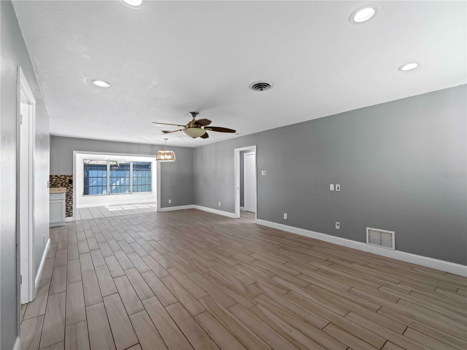 Property Photo:  661 E Seminole Drive  FL 34293 