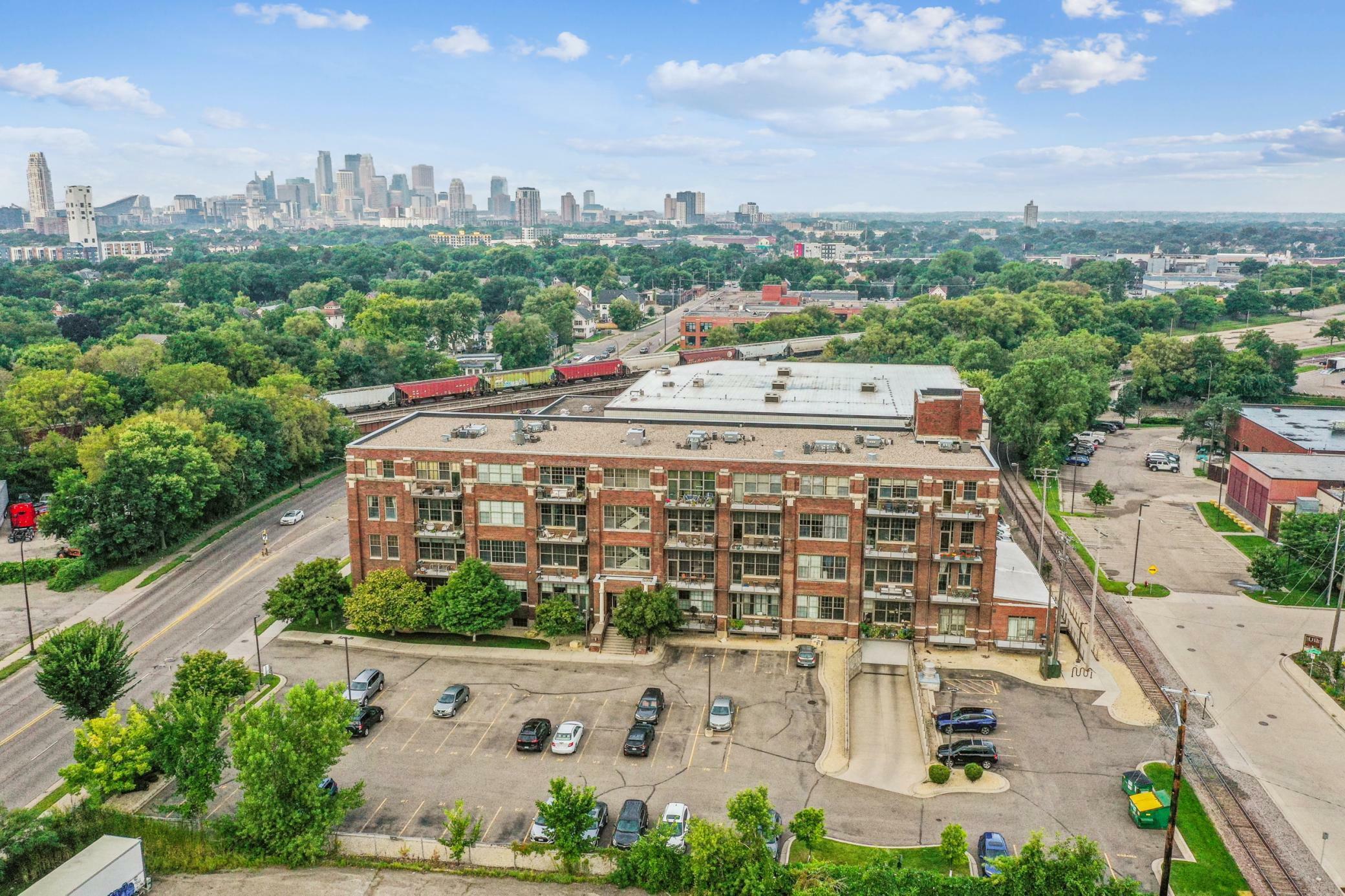 Property Photo:  1901 E Hennepin Avenue 103  MN 55413 