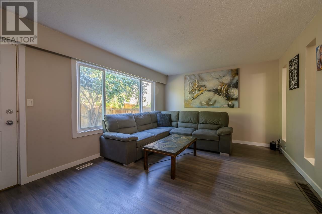 Property Photo:  800 Southill Street 22  BC V2B 5L8 