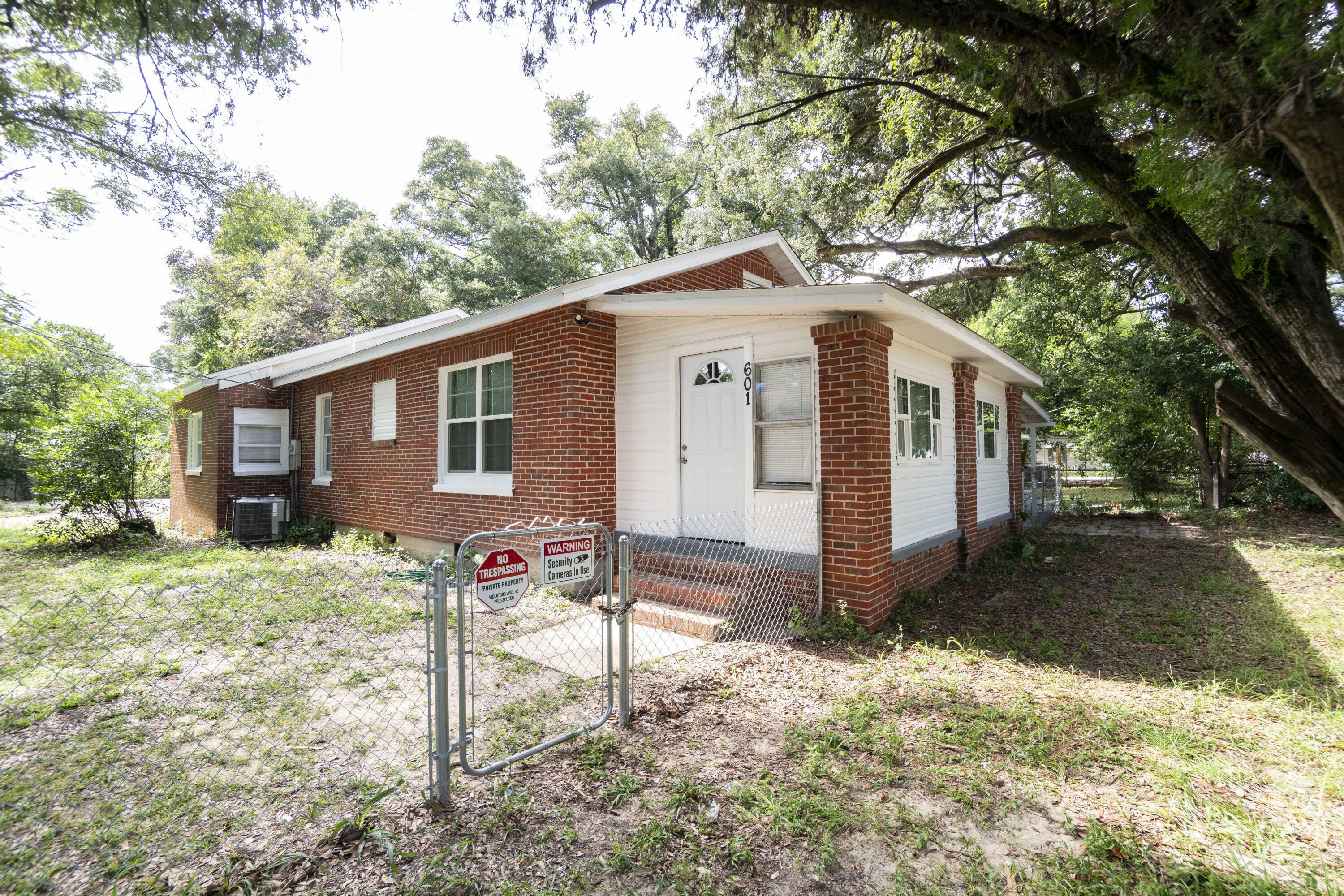 Property Photo:  601 N Green Street  FL 32505 