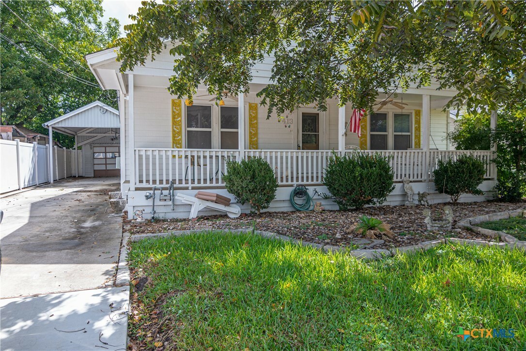 Property Photo:  413 N Milam Street  TX 78155 