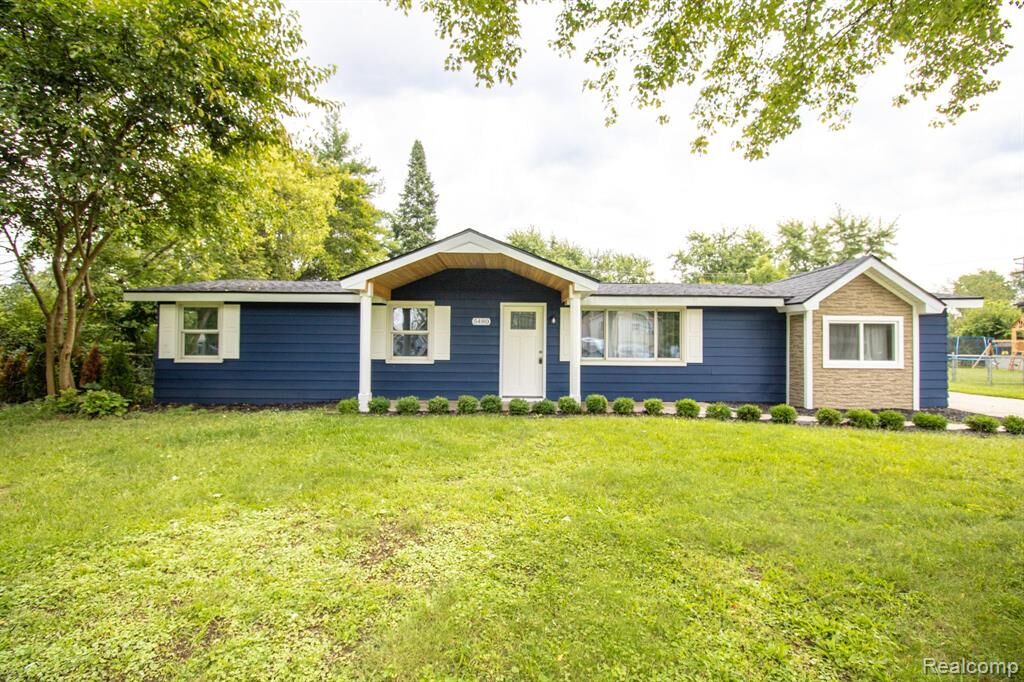 Property Photo:  5480 Oak Park Drive  MI 48346 3948 