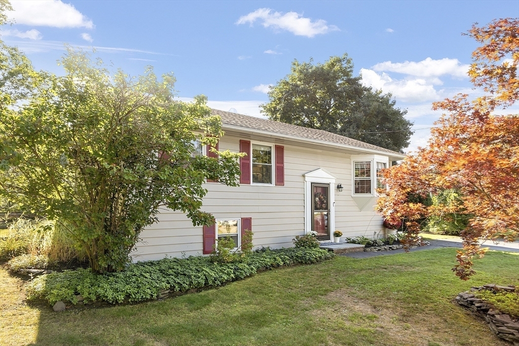 Property Photo:  5 Glenn Rd  MA 01860 