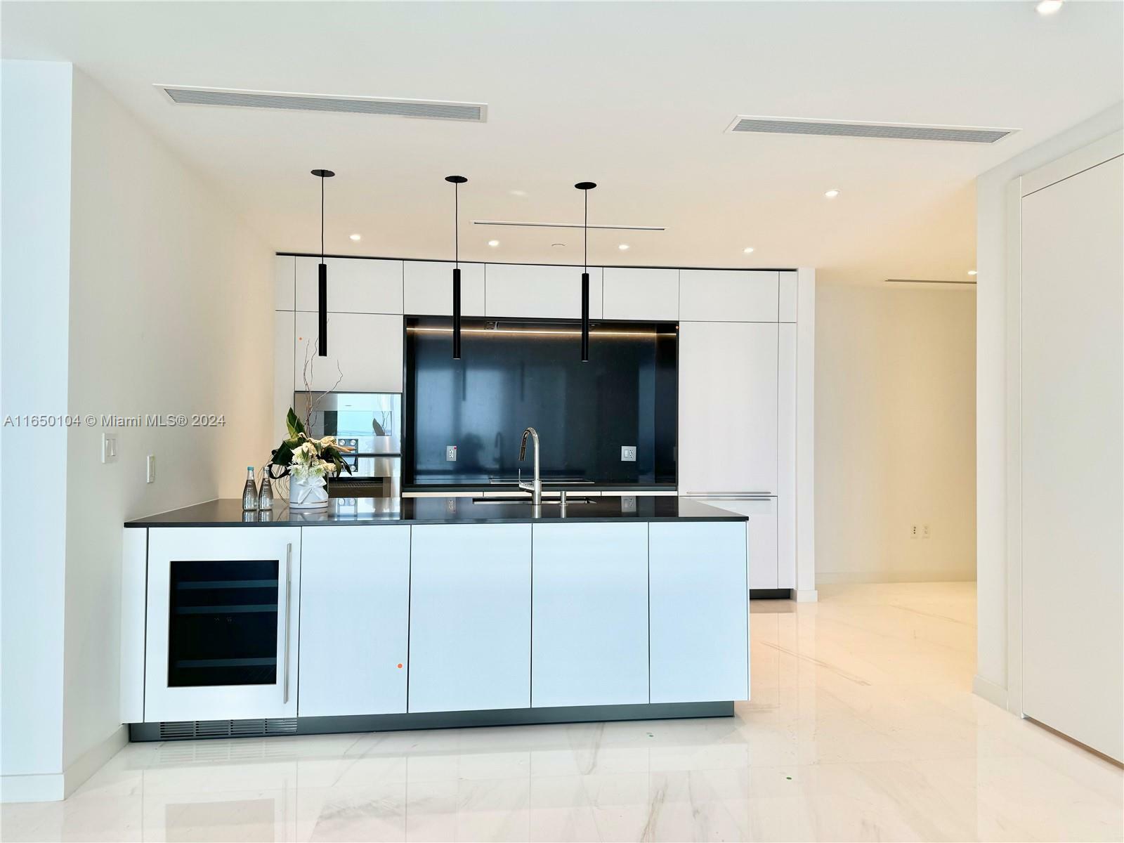 Property Photo:  300 Biscayne Blvd Way 1103  FL 33131 