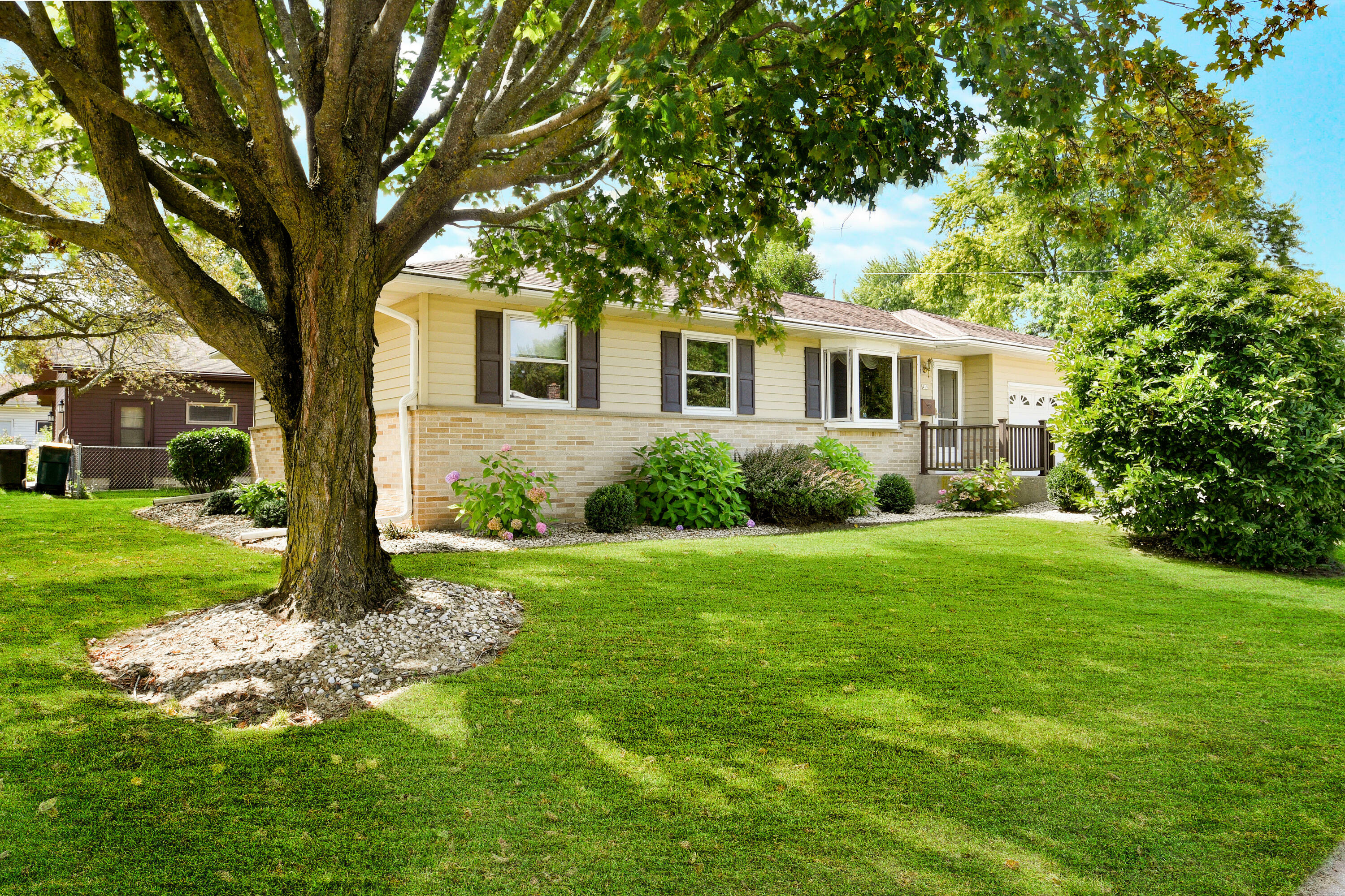 Property Photo:  419 Locust Dr  WI 53095 