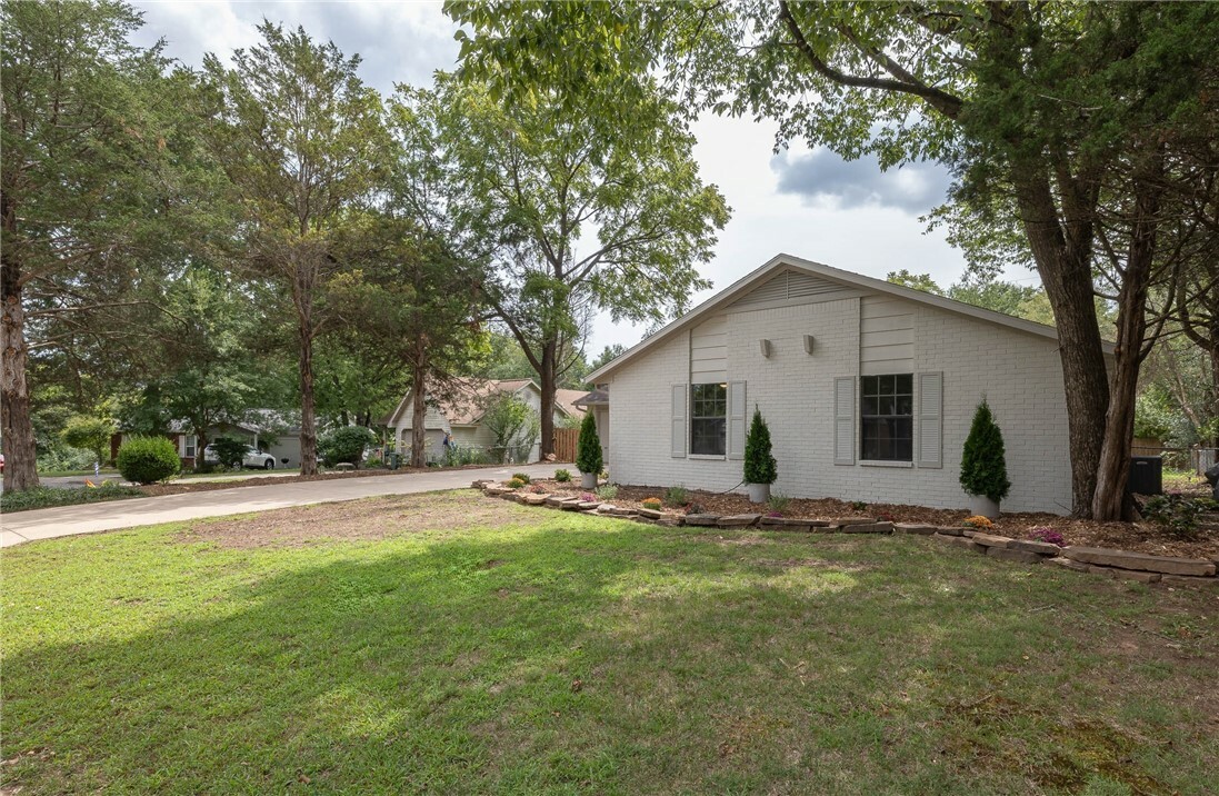 Property Photo:  1833 E Briarcliff Street  AR 72703 